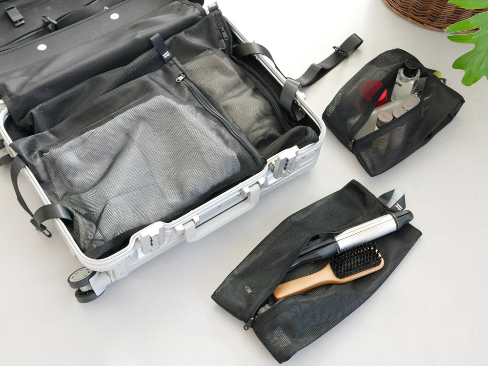 サラサデザインのランドリーネット ワイド、シルバーのハンドルとストラップが付いたポリエステル製の洗濯ネット