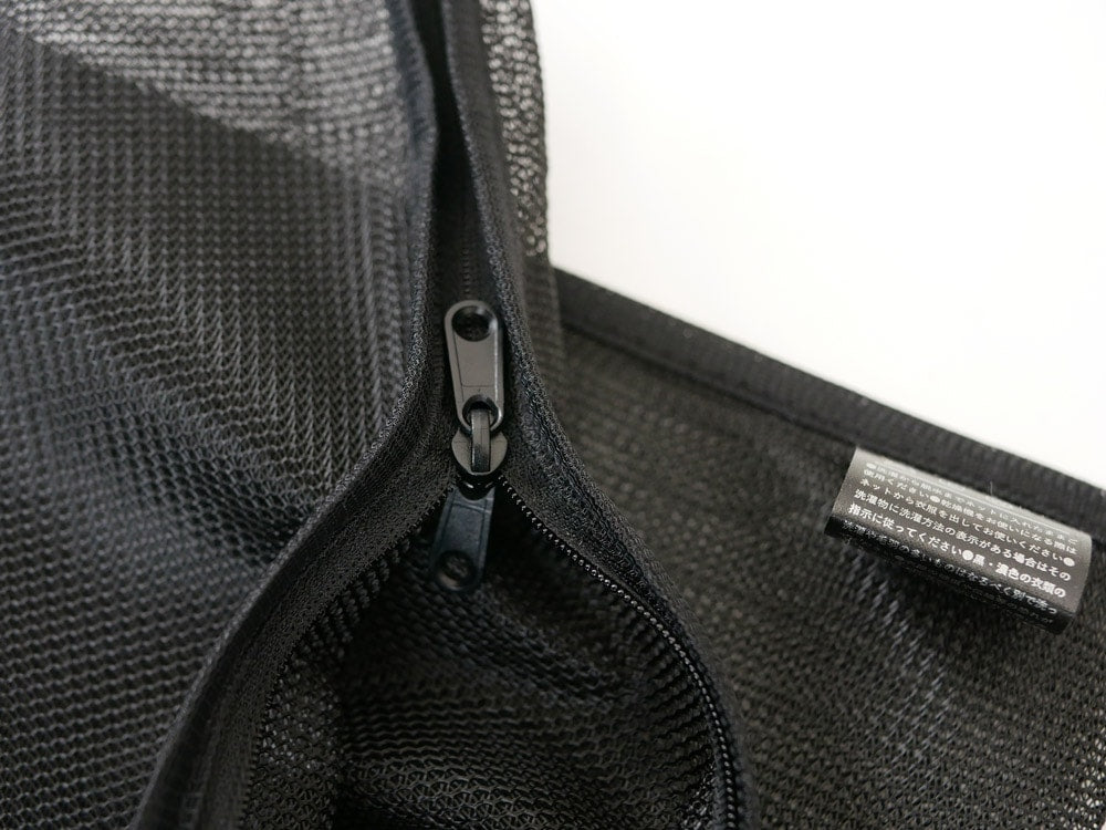 sarasa designのb2cランドリーネットバッグ。グレーとシルバーのメッシュ素材にストラップが付いた洗濯用ネット