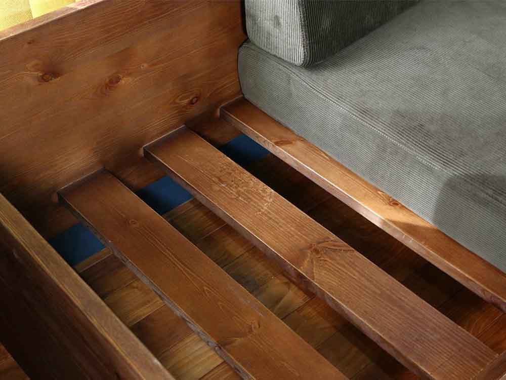 ブラウン木製ソファと木製フローリング