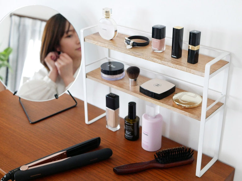 ポッシュリビングマルチラックに化粧品や筆、オフィス用品が整理されている