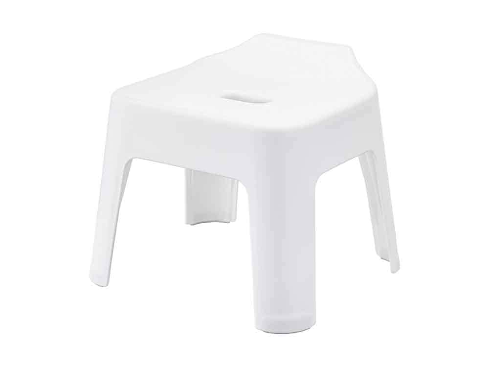 白いプラスチック製のアウトドアステップスツール