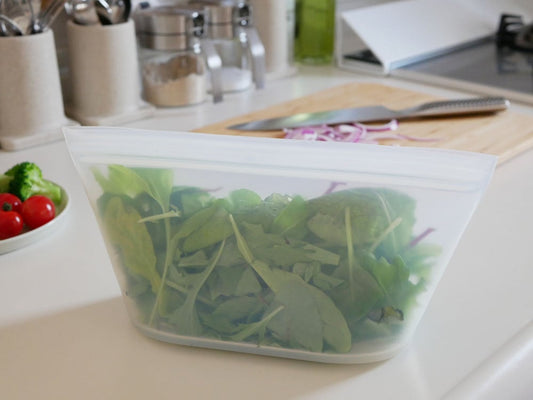 Zip Topジップトップのプラチナシリコーン製食品保存容器セット。透明な蓋付きで野菜や食材を収納しているキッチンの様子。