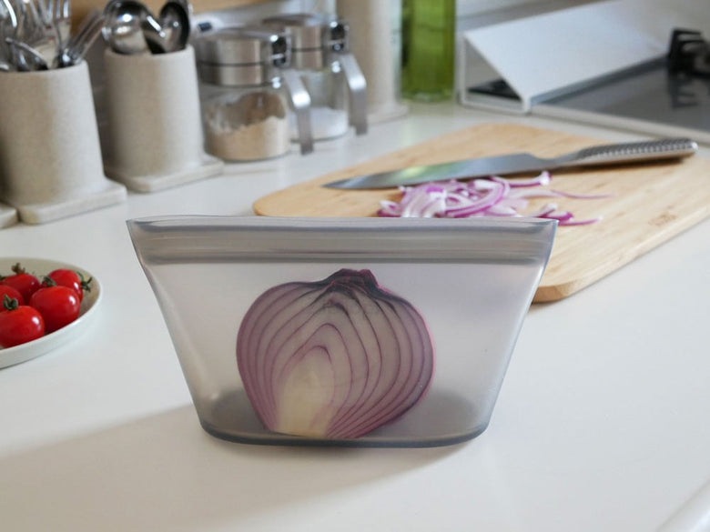 Zip Topジップトップのプラチナシリコーン製ディッシュと盛り付けられた野菜が載ったサービングトレイ