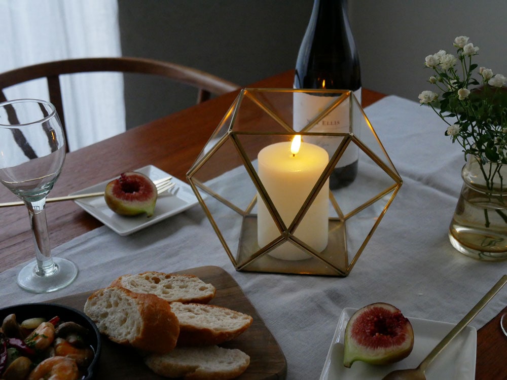 ホーンプリーズ製真鍮フレームガラスケース内に飾られたキャンドルランタンフィギュア