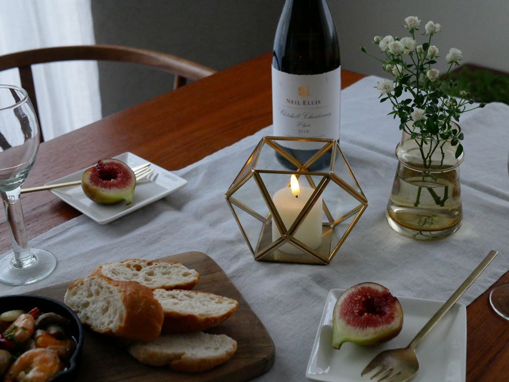 Horn Please MADE製の真鍮フレームとガラスケースを用いたフィギュアの静物ディスプレイ