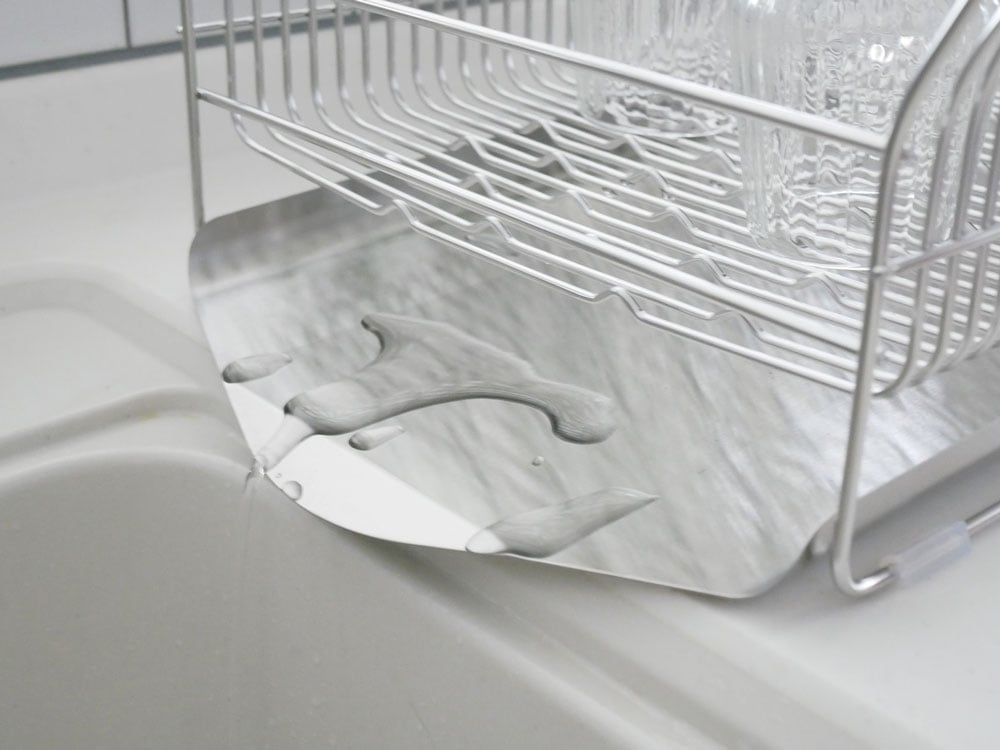 hanautaブランドのローズゴールドメッキ18-8ステンレス製横置き水切りラック。食器や調理器具を整理して乾かすキッチン用収納用品