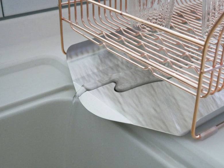 hanautaブランドの横置きステンレス製水切りラック。ローズゴールドメッキの箸立てとトレイが特徴的で、キッチンカウンター上に設置されています。