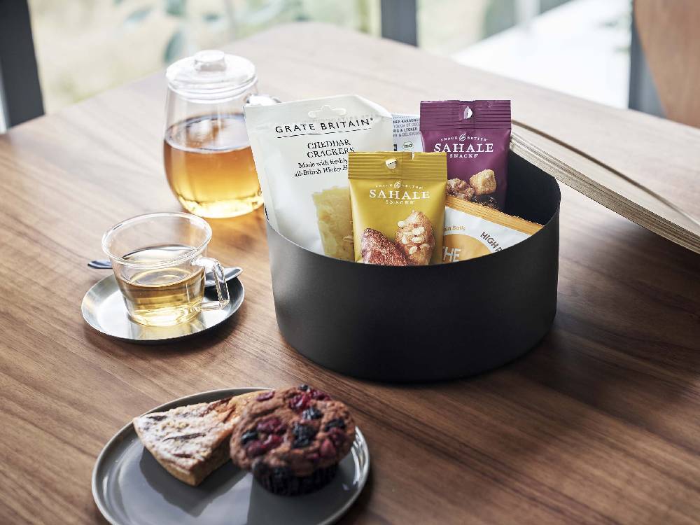 RIN/リンの蓋付き収納ケースにカップと食器が入っている