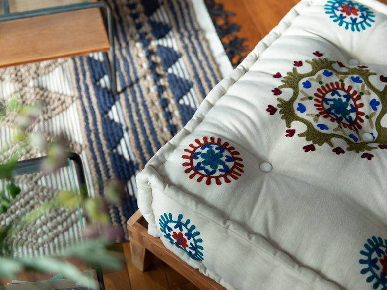 a.depecheブロックマルチソファとクッションが配置された室内