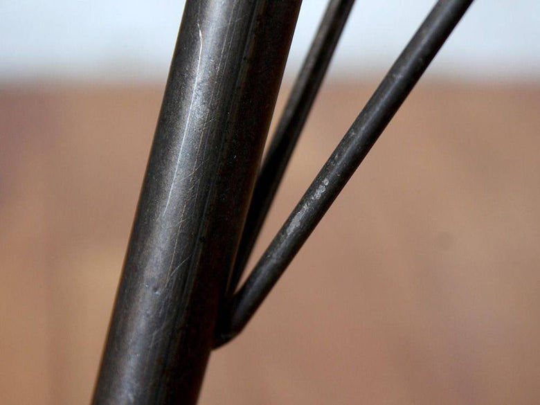 アデペシュ ソウダイニングテーブル スチール脚 クローズアップ