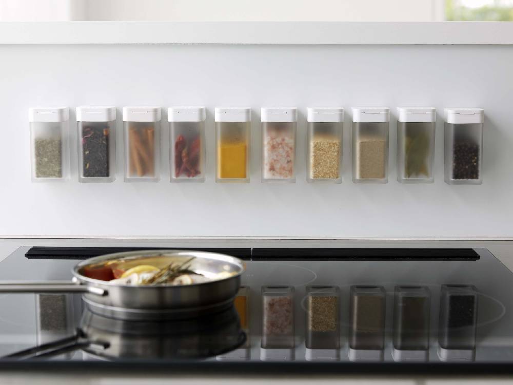 タワーの黒マグネットスパイスボトルがキッチン棚に配置
