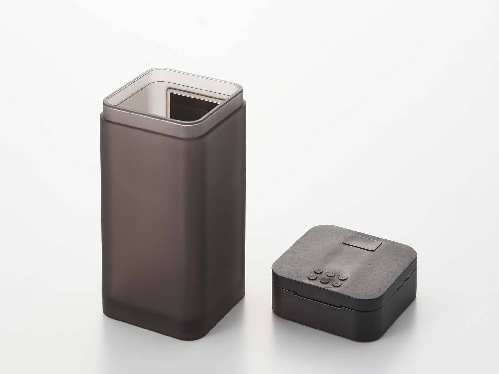 towerブランドの黒いマグネットスパイスボトル