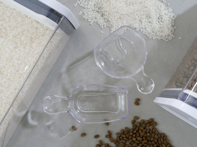 OXOオクソーのPOP2シリーズ、ビックスクエアミディアムとトール、ポップスクープ、ライスカップが揃ったセットの写真