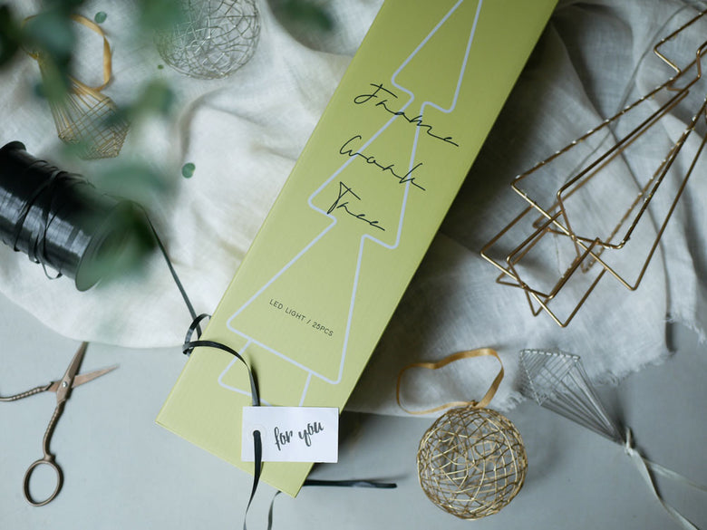 Horn Pleaseブランドのアイアン製LEDライトフレームワークツリー。高さ58cmの大サイズで、華やかなLEDライトが装飾された室内用装飾品。