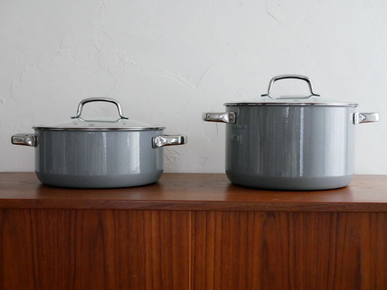 WMFフュージョンテック ミネラルキャセロール24cmがキッチンのカウンターに置かれている様子