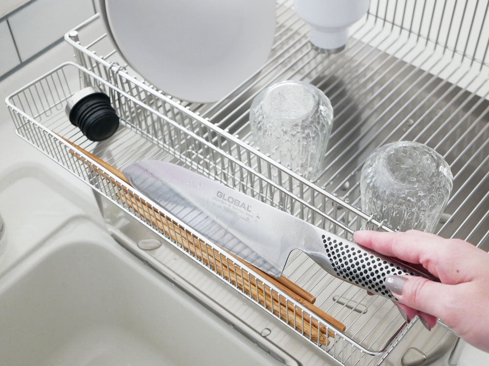 la base製18-8ステンレス製の水切りかご3点セットがキッチンのシンク上に整然と配置されている様子