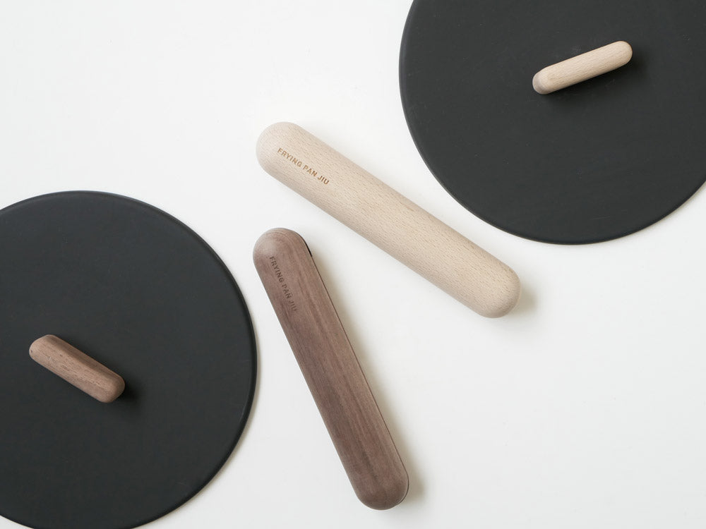 FUJITA KINZOKUの鉄製フライパン本体と付属品