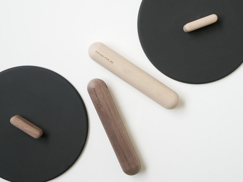 FUJITA KINZOKUの鉄製フライパン本体と付属品