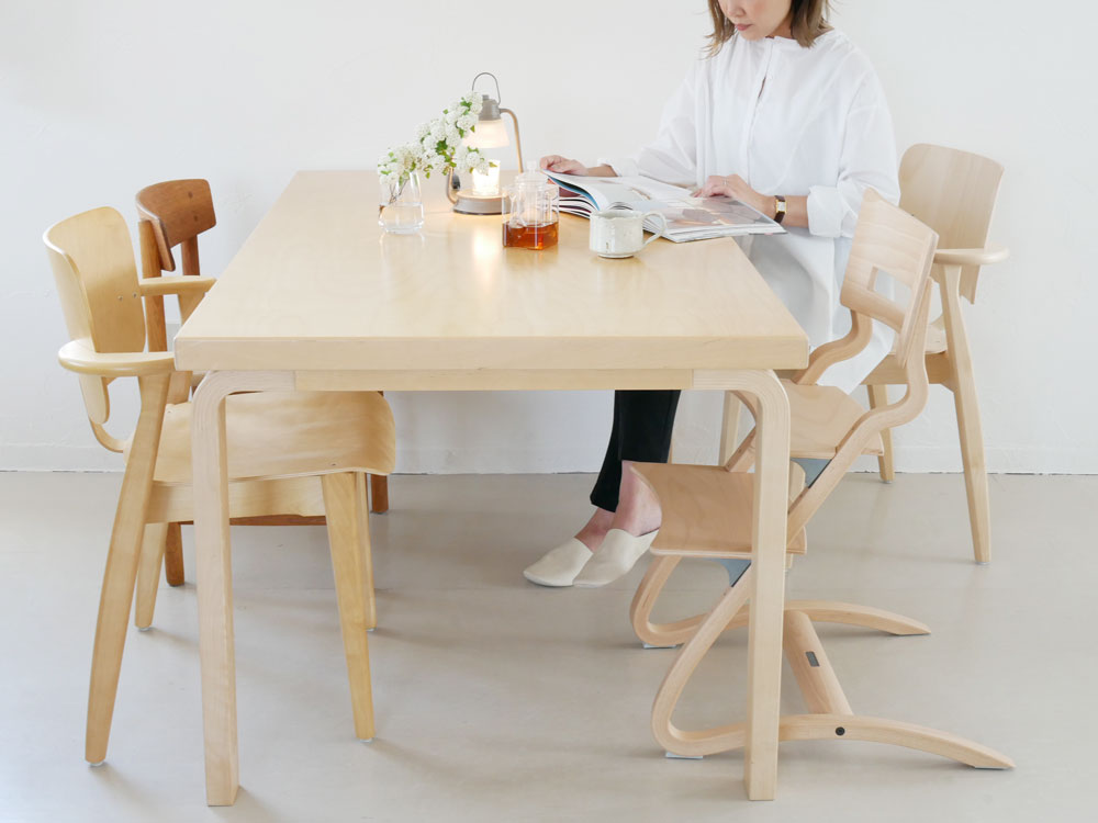 アルヴァ・アアルトデザインのシンプルなバーチ材製テーブル82A、クリアラッカー塗装が施された木製テーブル