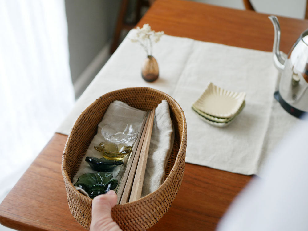 Sghrスガハラ製ガラスのはしおき5個セット。桐箱入りで、クリア2個、フォレスト、タン、インディゴの4色。丸形40mmと花形50mmが含まれています