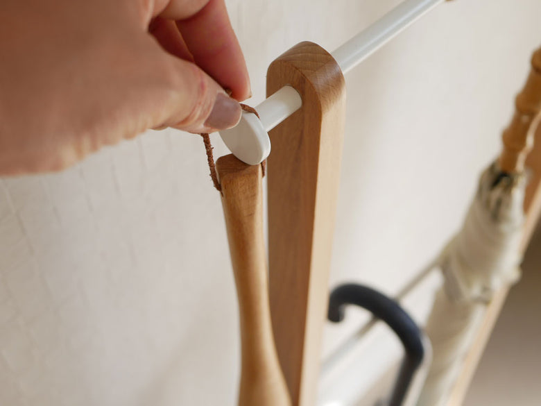 Mashリヴ製アンブレラハンガー、天然木とスチールのフレーム