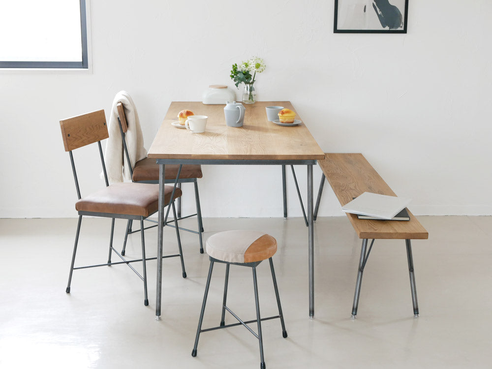 SIKAKUブランドの無垢オーク天板とクリアラッカー塗装された鉄脚を備えたシンプルでスタイリッシュな木製ベンチ