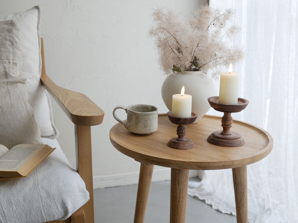 Horn PleaseブランドのハンドメイドLEDライトキャンドル。プラスチックとパラフィンワックスを使用し、様々なサイズとデザインがデザインボックスに入って並んでいる装飾用キャンドル