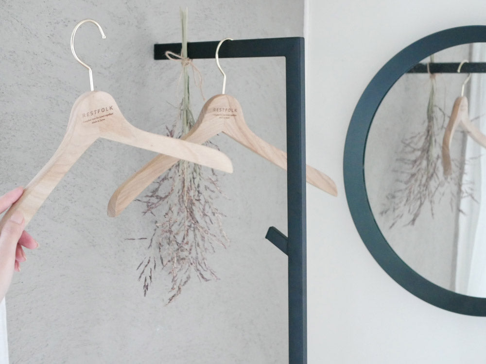 LINEブランドのスリムデザインコートハンガー。スチール製でシリコーン滑り止めキャップが付いている