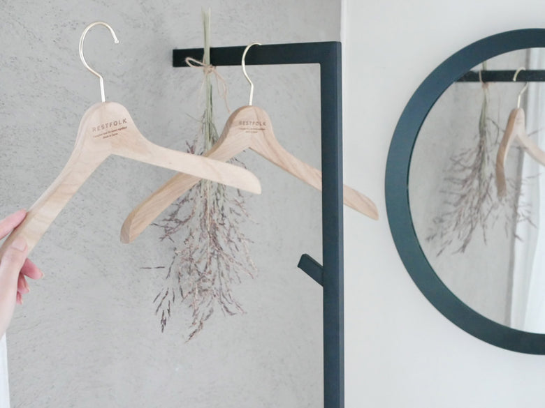 LINEブランドのスリムデザインコートハンガー。スチール製でシリコーン滑り止めキャップが付いている