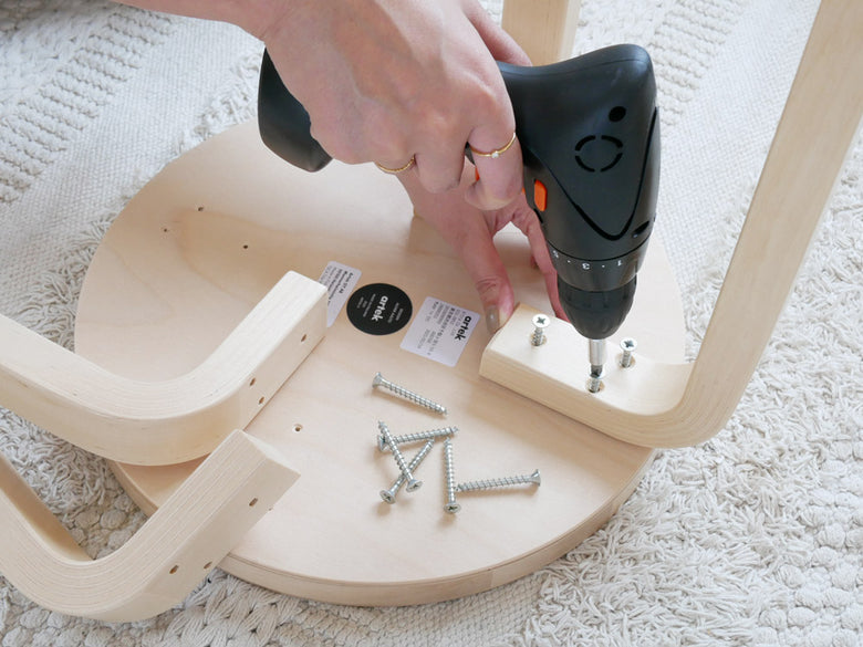 アルヴァ・アアルトデザインのアルテック製スツール60、バーチ材仕上げで直径38cm高さ44cmの木製スタイリッシュなスツール