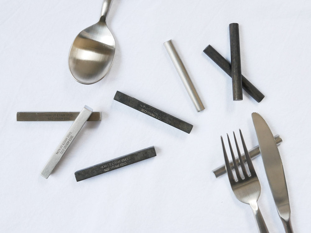 ダルトンカトラリーレストにフォークやスプーンが置かれた様子