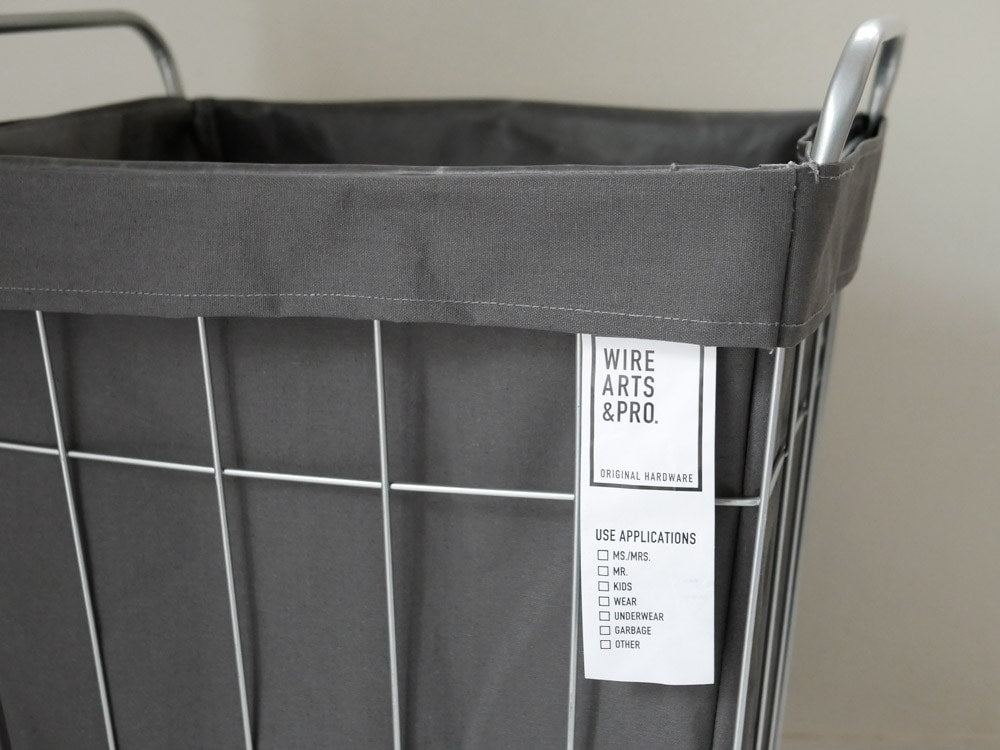 BRIDのグレーとシルバーのアルミニウムハンドル付き45リットルランドリー収納バスケット