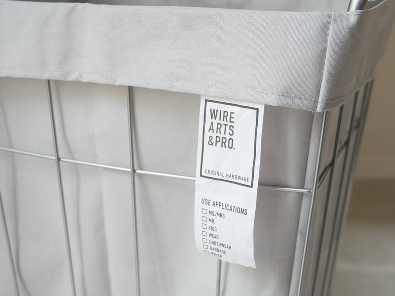 BRIDの45リットルランドリーストレージバスケット、灰色と銀色のプラスチック製で透明なキャスターを備えたデザイン