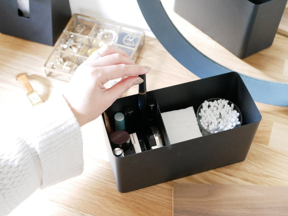 Yamazakiのスチール製サニタリー収納ケース