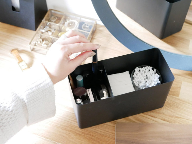 Yamazakiのスチール製サニタリー収納ケース