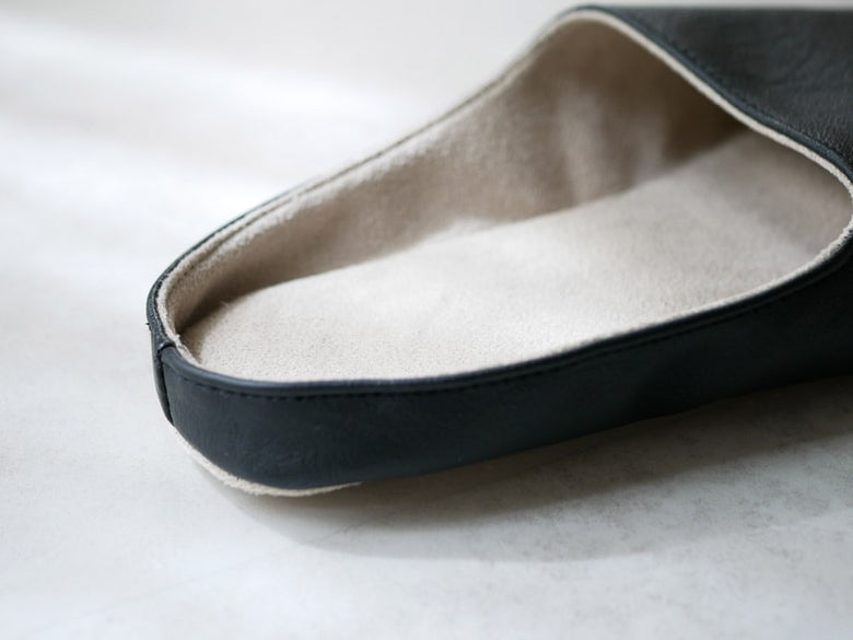 サラサデザインのシルバー合成皮革バレエフラットルームシューズ。ストラップ付きで柔らかいスリッパスタイル、合成ゴムの底面採用。