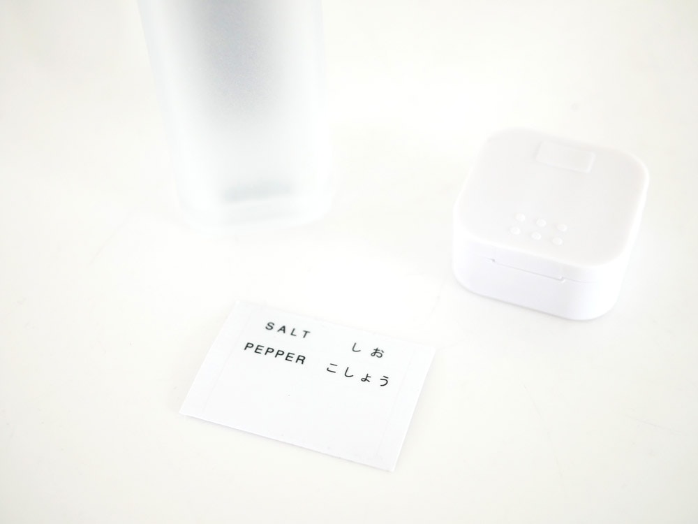 towerブランドの黒色マグネットスパイスボトル