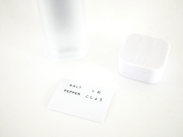 towerブランドの黒色マグネットスパイスボトル