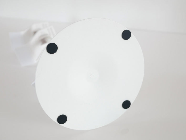 白いプラスチック製ゲームコントローラー収納ラック