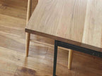 オーク無垢材天板と黒スチール脚のダイニングテーブル