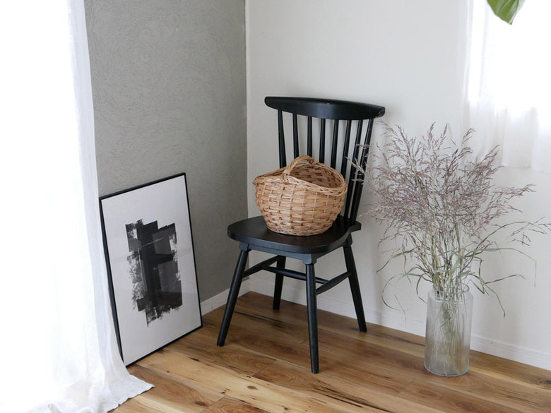 アデペシュ製モダージュチェアと花鉢のインテリア