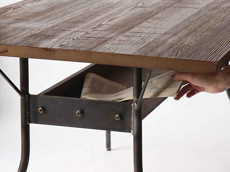 アデペシュ製パイン無垢材とスチールのテーブル