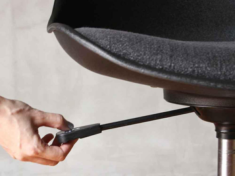 木製フローリング上のグレーオフィスチェア