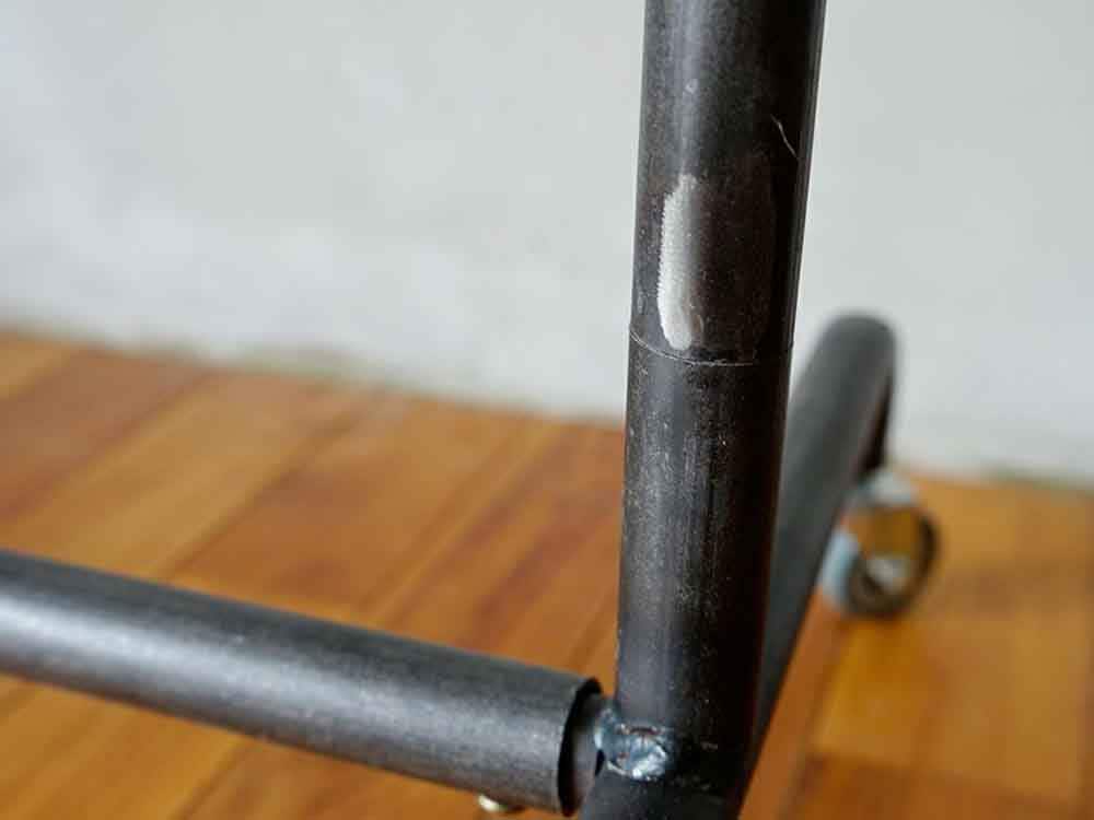 スチールパイプ製のアイアンハンギングスタンド