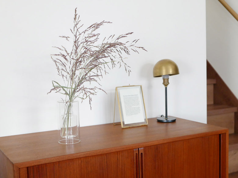 POSH LIVINGのガラス製フロートベースが木製フローリングの室内に配置されている様子