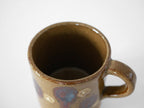 茶色の陶器マグカップ