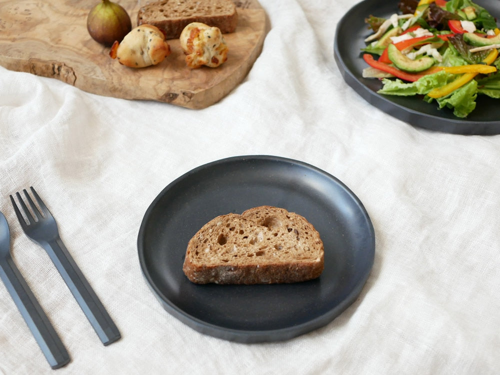 キントー製アルフレスコプレートにパンを盛った