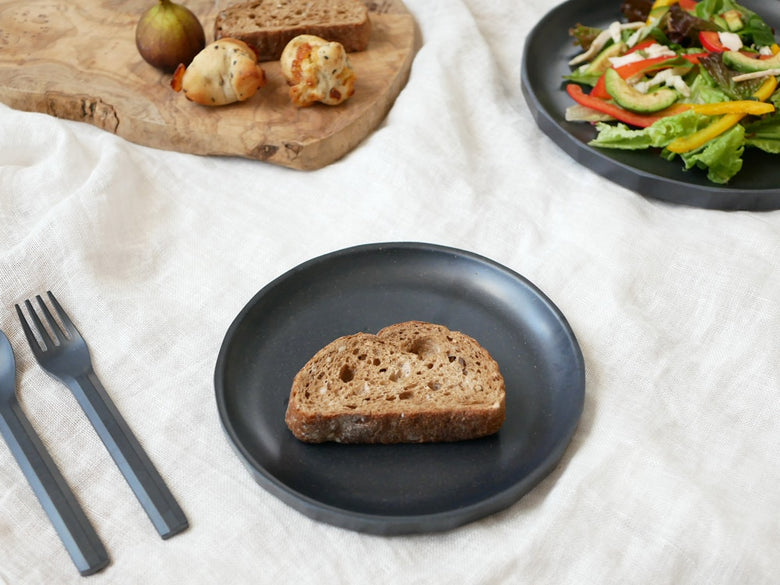 キントー製アルフレスコプレートにパンを盛った