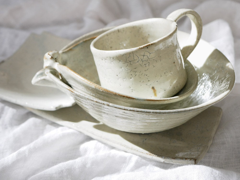 南窯製の手づくり荒粉引きマグカップ、ナチュラルな色合いと陶磁器の質感が特徴的なセラミック製