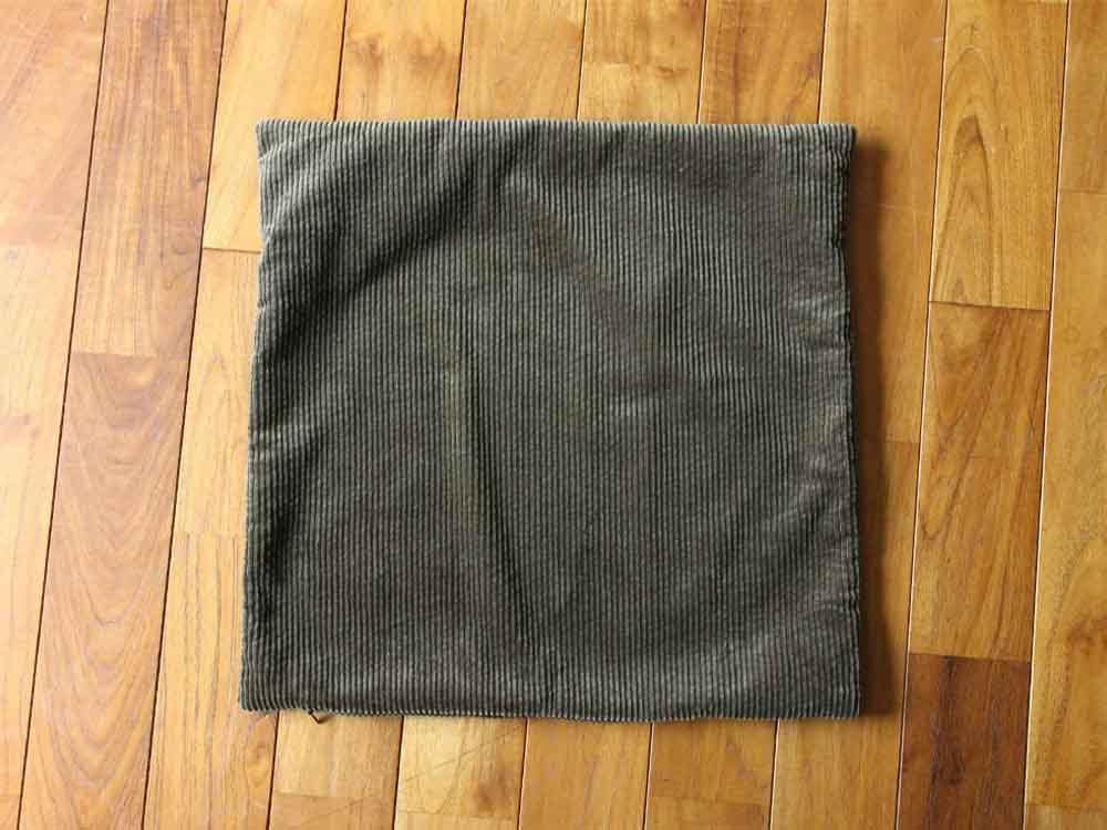 a.depecheのWARMソファが木製フローリング上に配置されている